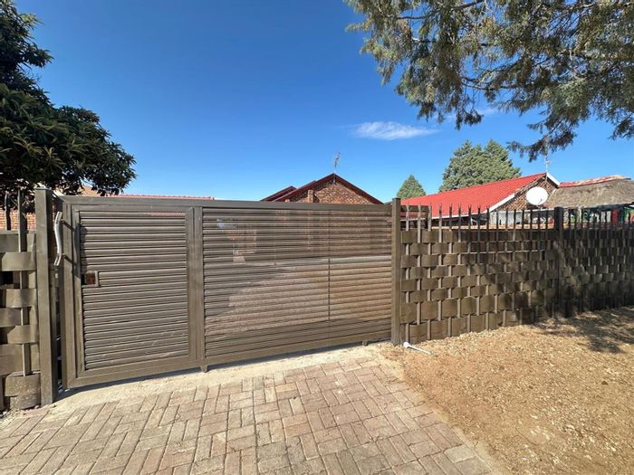3-Bedroom House To Rent in Mmabatho with fenced yard and fully-fitted kitchen.