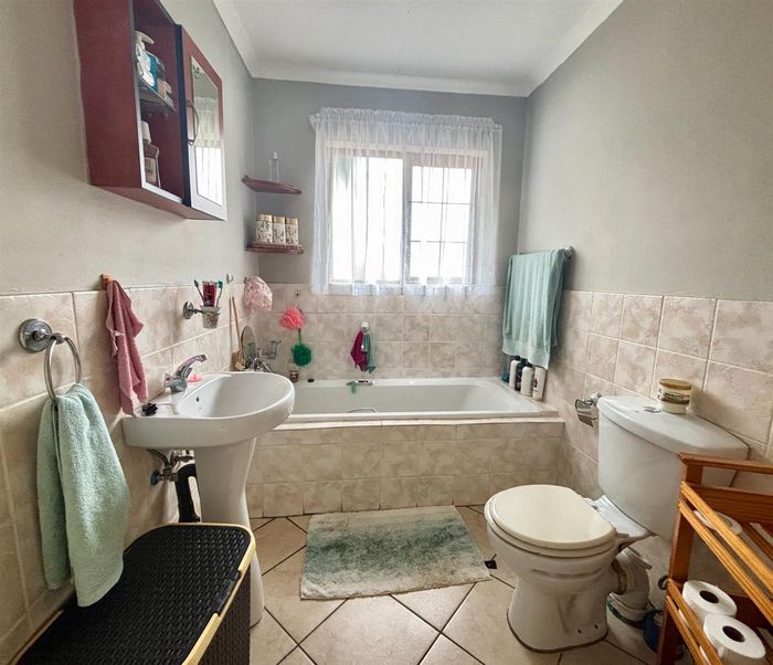 Vaalpark Townhouse For Sale: 2 beds, security features, garden, garage, Wi-Fi.