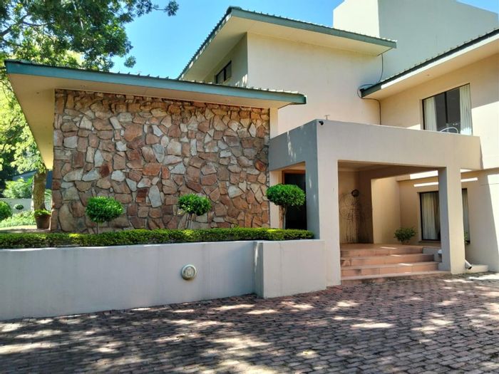 For Sale: Spacious 5-bedroom house in Cashan with pool, lapa, and study.