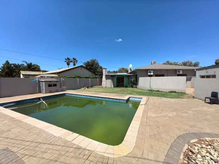 Herlear House For Sale: 3 beds, pool, flatlet, near school, double garage.