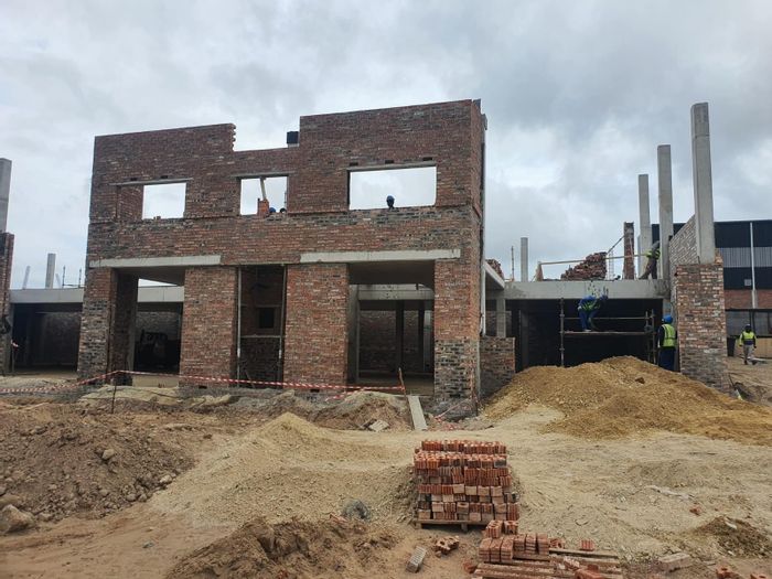 House to Rent in Fairview Industrial: 590m2, full truck access, customizable fit-out.