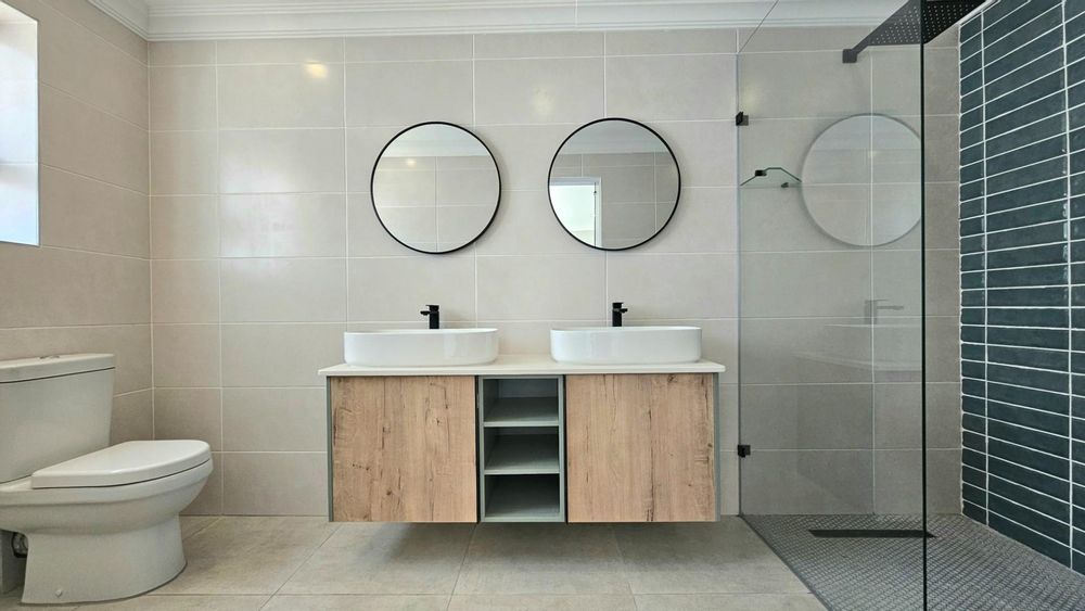 MAIN BEDROOM EN-SUITE