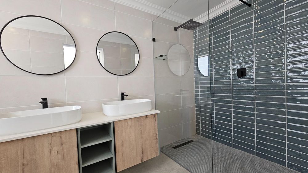 MAIN BEDROOM EN-SUITE