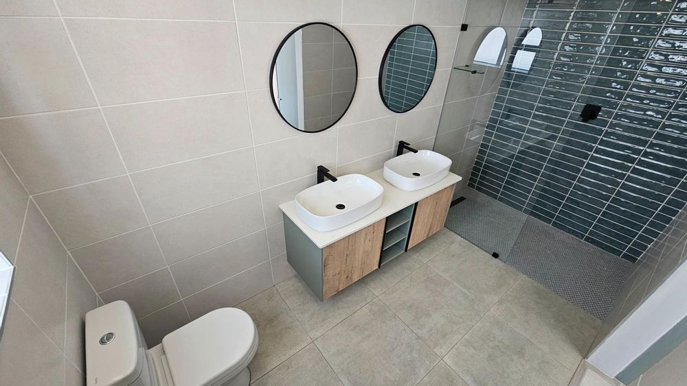 MAIN BEDROOM EN-SUITE