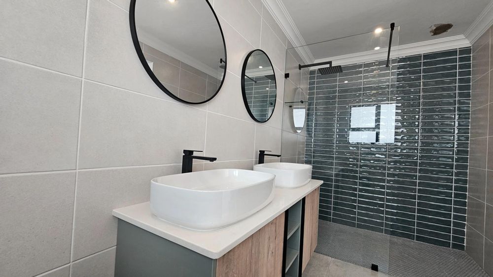 MAIN BEDROOM EN-SUITE