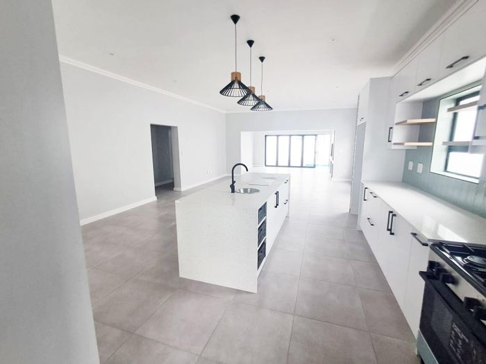 For Sale: House in Lampiesbaai with 3 beds, indoor braai, and pool.