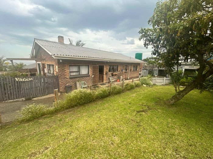 Dual-dwelling house in Sunrise On Sea, for sale with garages and pool.