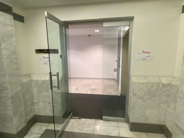 Office to Rent in Cape Town City Centre, 54m² with secure parking and no loadshedding.