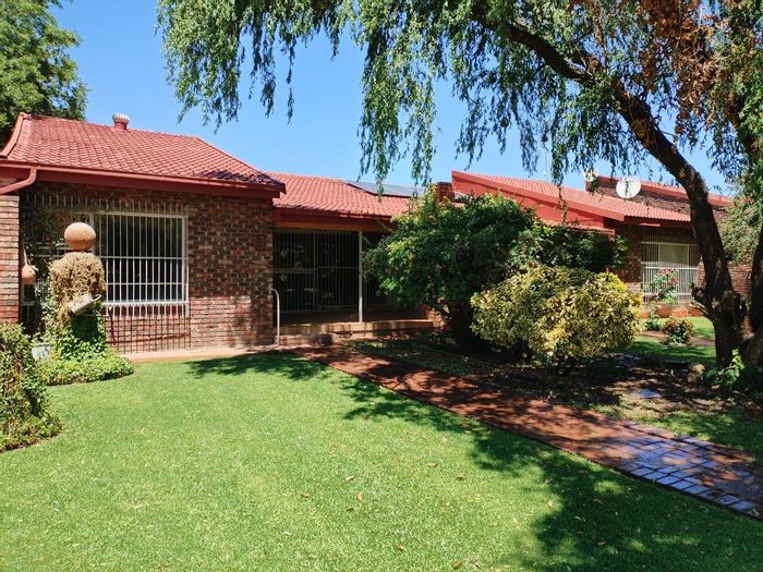 Townhouse for Sale in Oudorp: 2-bed, garages, communal pool, secure living.