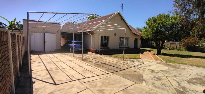 House for Sale in Stilfontein Central: 3 Bedrooms, garage, carport, outside room.