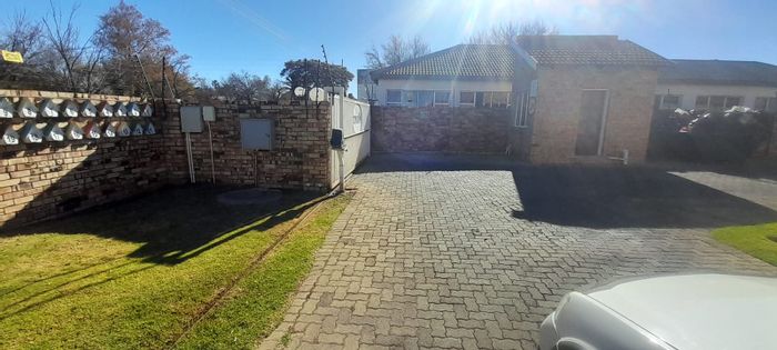 Wilkoppies Apartment For Sale: 2 Bedrooms, secure complex, double garage, close to amenities.