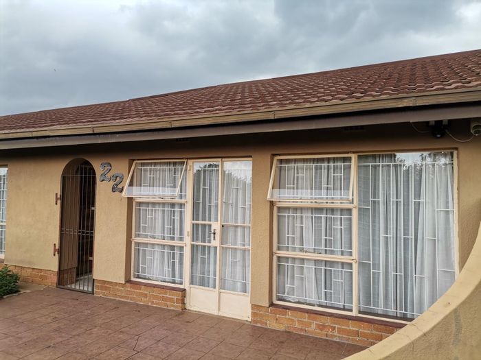 4-Bedroom House in Lodeyko For Sale: Pool, Office, Braai Area, Outbuilding.