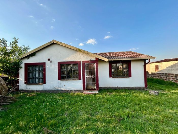 House for Sale in Osizweni: 3 Bedrooms, open-plan living, secure yard, close to amenities.