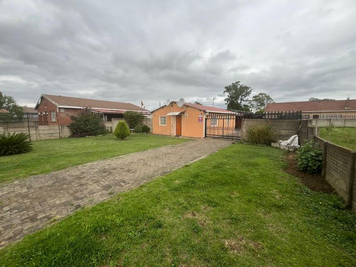 Dundee Central House For Sale: Two bedrooms, multiple carports, and rental potential.