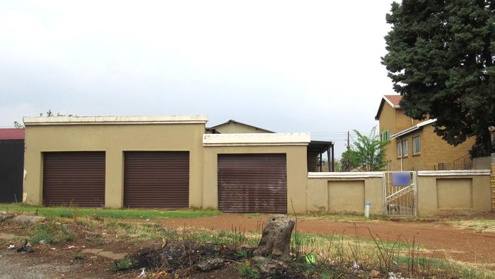 Eldorado Park House For Sale: 3 Bedrooms, 2 Lounges, Double Garage, Convenient Location.