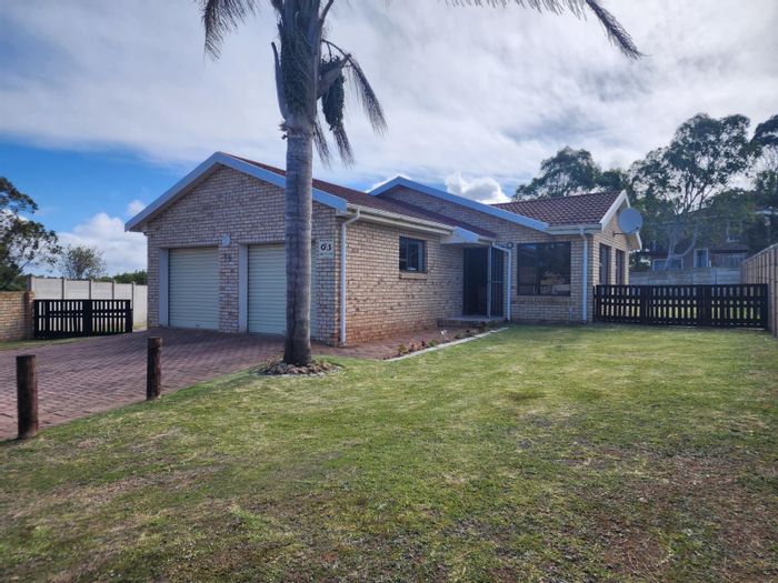 Noorsekloof House For Sale: 3 Bedrooms, outdoor lapa, double garage, pet-friendly yard.