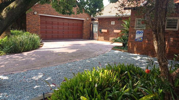5-Bedroom House for Sale in Rooihuiskraal with Pool, Study, and Lapa.
