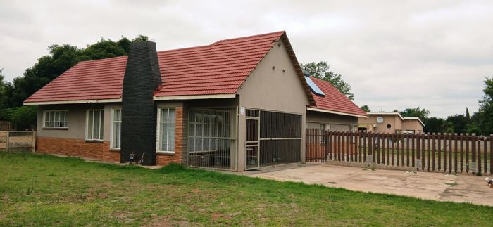 3-bedroom house with flatlet, large yard, and prime location in Meiringspark For Sale.