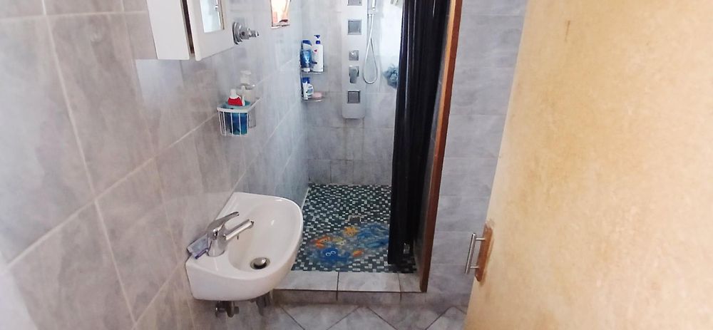 Guest bathroom with basin and shower