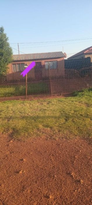 Lakeside House For Sale: 2 bedrooms, open-plan living, renovation potential.