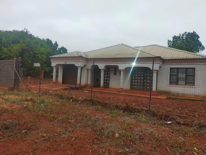 For Sale: House in Thohoyandou Rural, 3 beds, 1500 sqm, near university.