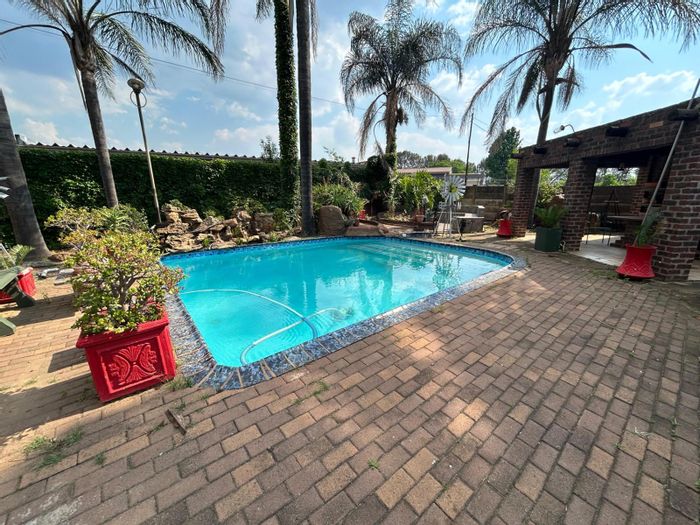 3-Bedroom House For Sale in Arborpark with pool, garden, and secure parking.