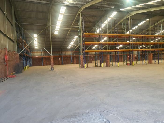 House To Rent in Markman Industrial: 2,000m2 warehouse, secure, close to transport routes.