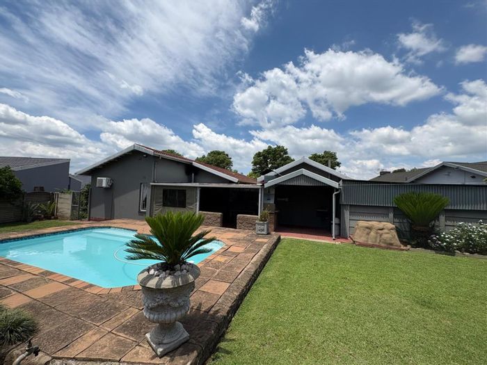 Huttenheights House For Sale: 4 Bedrooms, Pool, Bar, Spacious Garden, Parking.