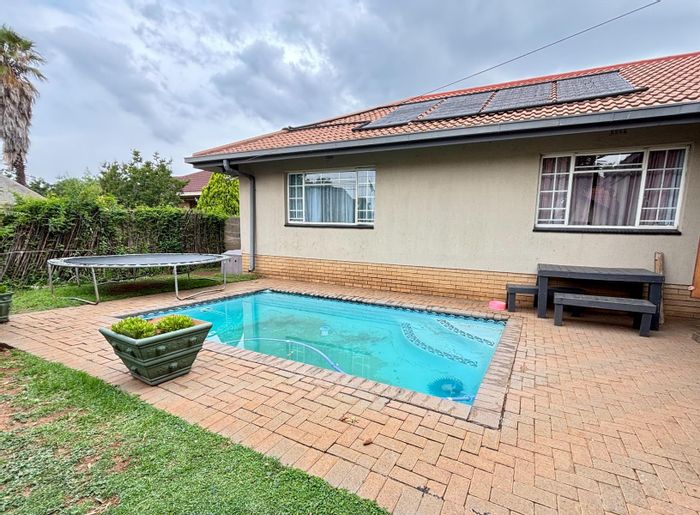 Vaalpark House For Sale: 5 bedrooms, pool, flatlet, study, and security features.