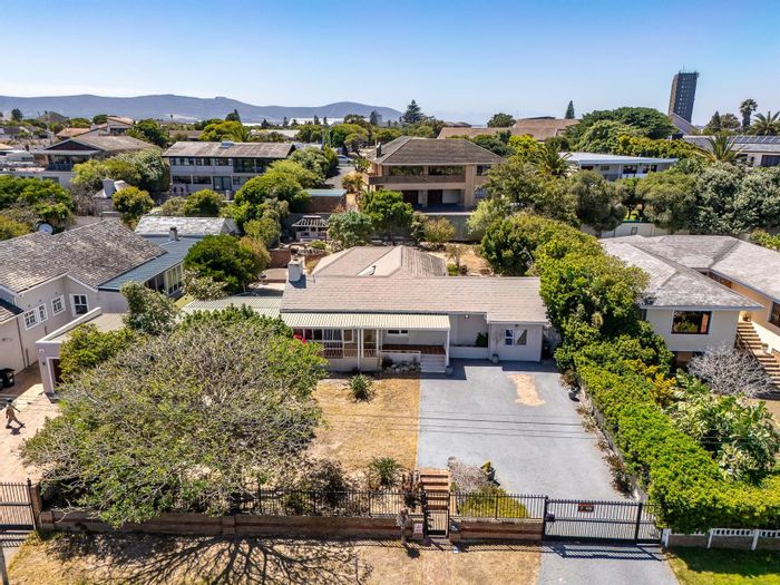 For Sale: Spacious Milnerton Central house with pool, gardens, and versatile living spaces.