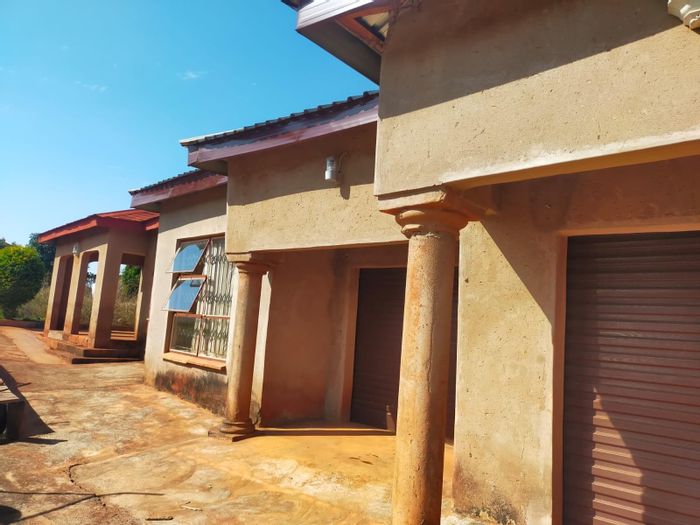 House for sale in Thohoyandou Rural: 3 beds, borehole, double garage, 1500 sqm.