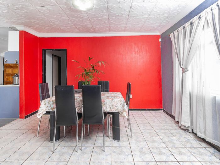 Bosmont House For Sale: 3 Bedrooms, pool, lapa, outside room, automated gate.