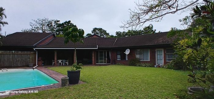 For Sale: Spacious 4-bedroom house in Meer En See with pool and flatlets.