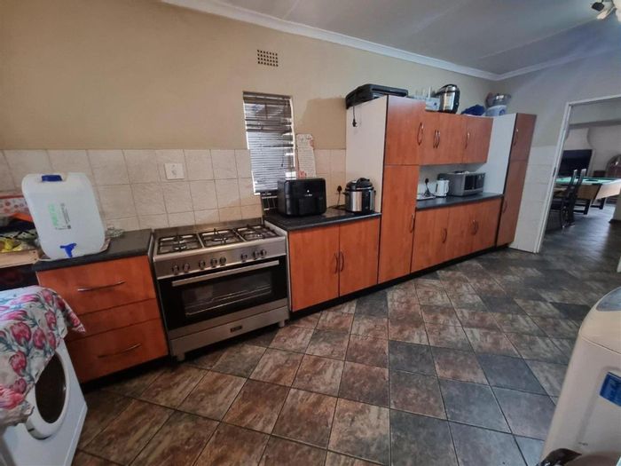 Vaalpark House For Sale: 4 Bedrooms, Pool, Garden, Flatlet, Solar Panels.