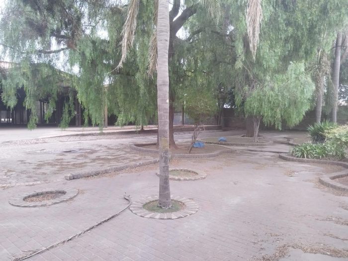 Ferrobank House For Sale: Spacious layout, secure location, excellent logistics access.