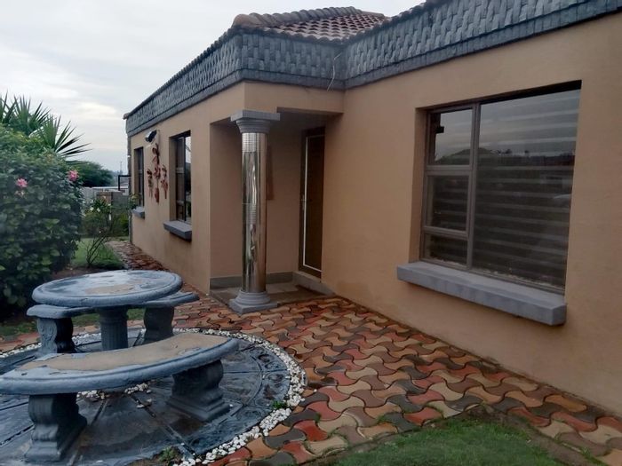 Jackaroo Park House For Sale: Family-friendly, garden oasis with secure outdoor living.