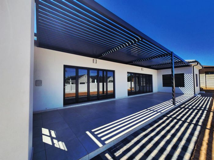 House For Sale in Tafelzicht: 4 Bedrooms, Office, Garages, Garden, Mountain Views.