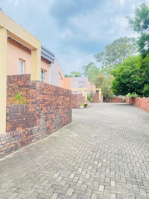 For Sale: Apartment in Aviary Hill with pool, garden, and secure parking.