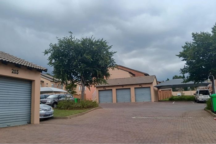 Ground floor 2-bedroom apartment for sale in Noordwyk with pool and garage.