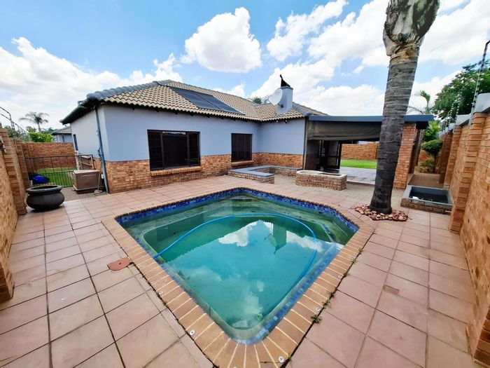 Aerorand Townhouse For Sale: Open-plan living, heated pool, double garage, excellent security.