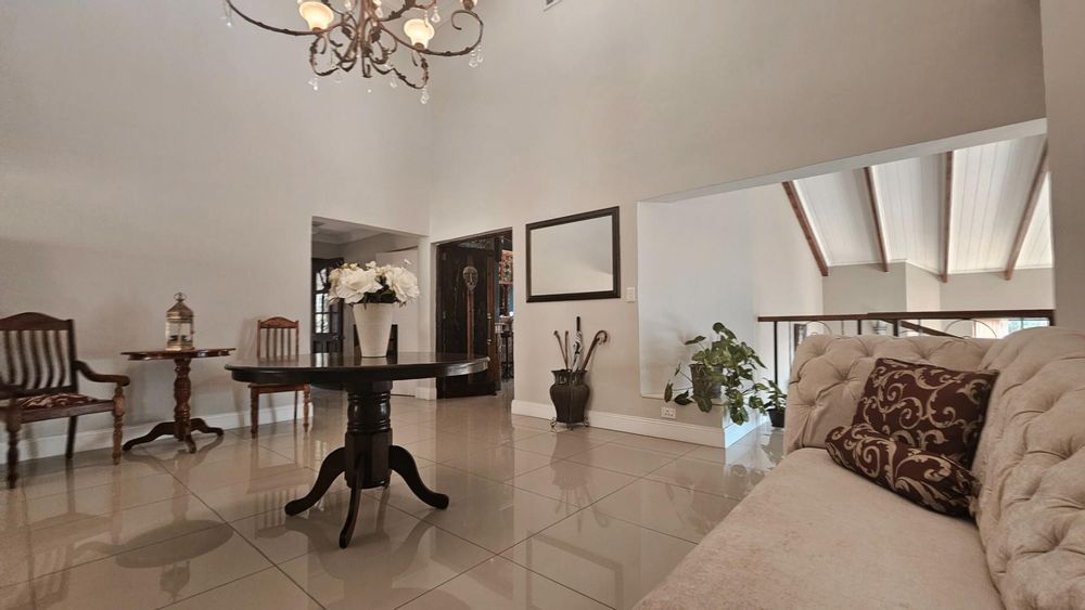 LOUNGE/ENTRANCE HALL