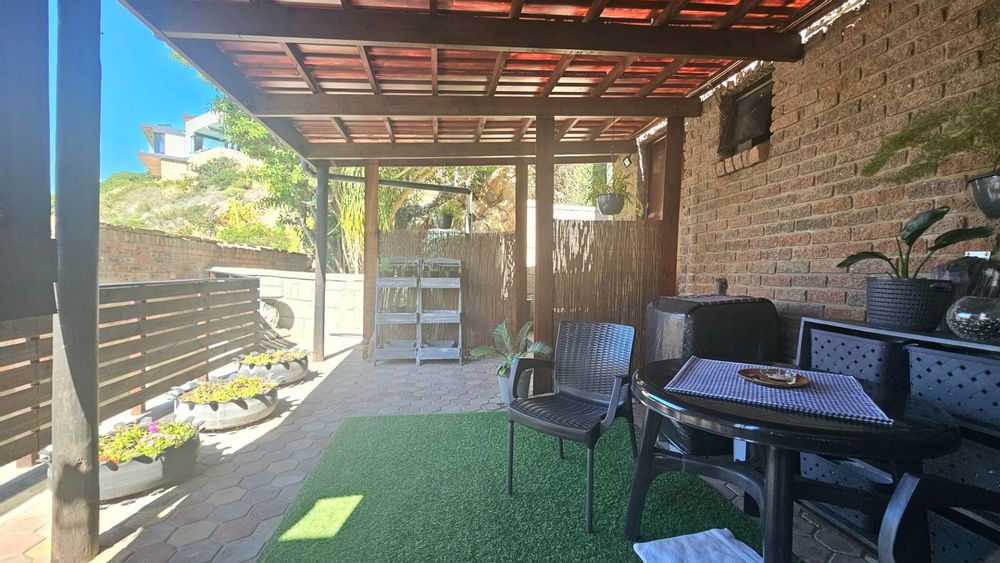 PRIVATE PATIO AREA BACHELORS FLAT