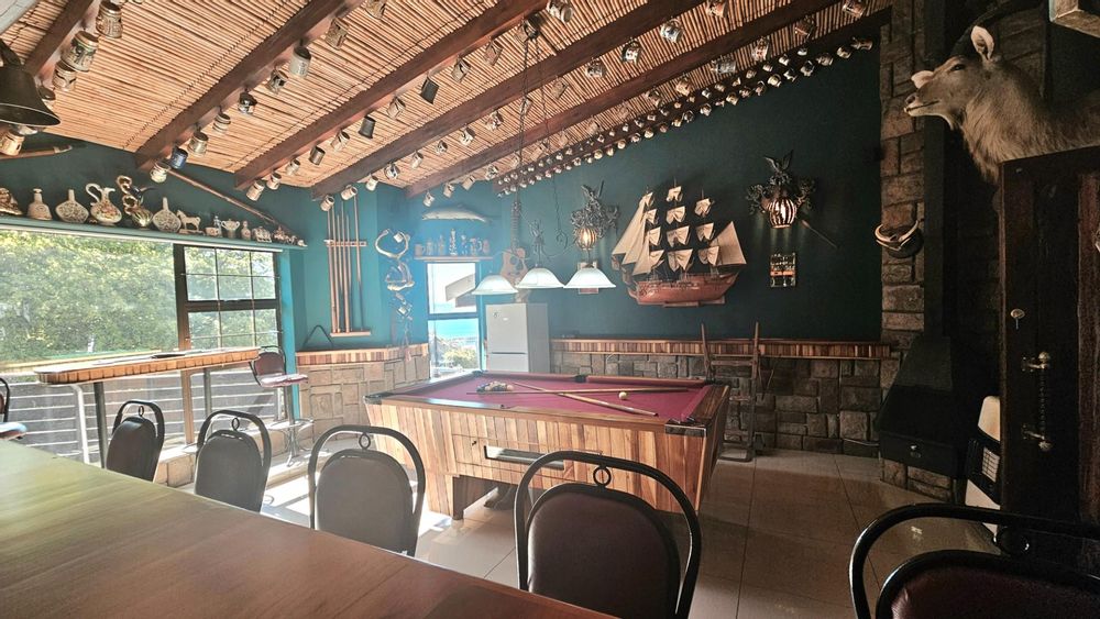 BAR/ENTERTAINMENT ROOM