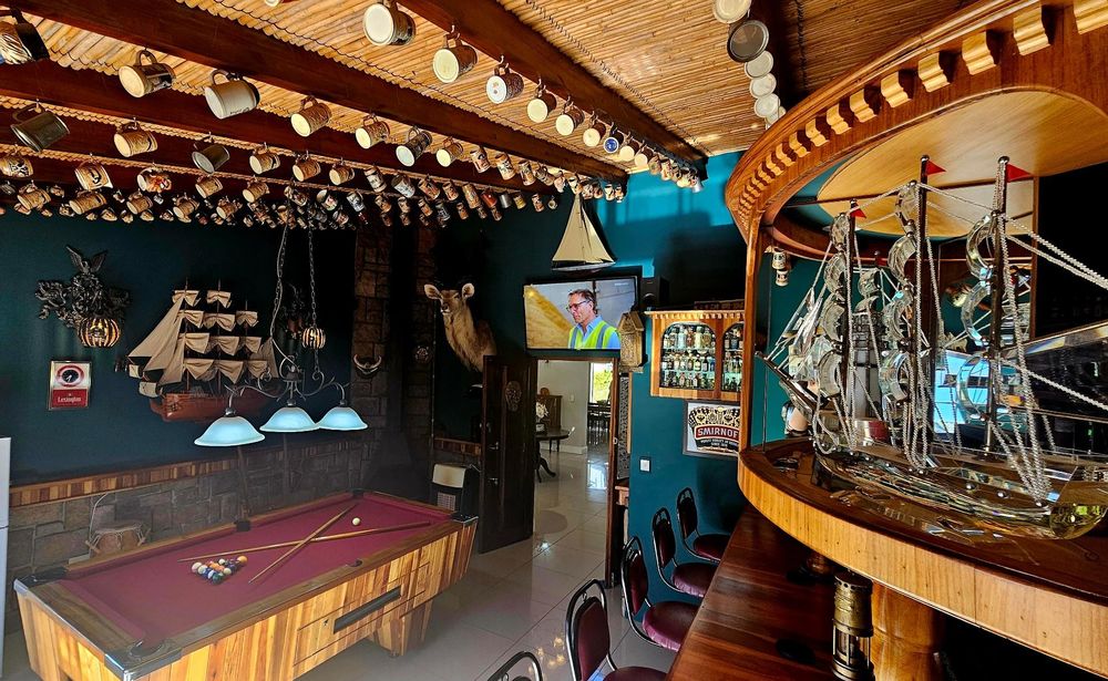 BAR/ENTERTAINMENT ROOM