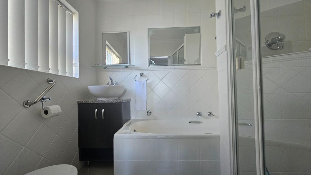 SECOND BEDROOM EN SUITE