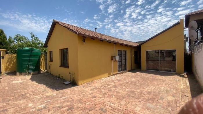 For Sale: House in Diepsloot with 5 bedrooms, security features, and borehole.