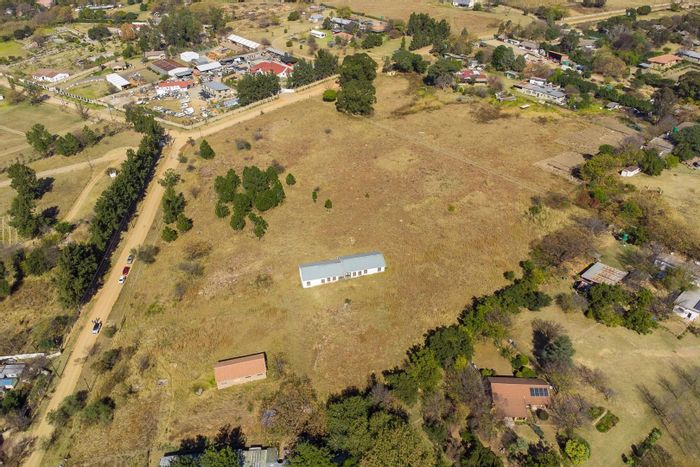 Farmall AH Farm For Sale: 2.8 hectares, borehole, secure fencing, development potential.