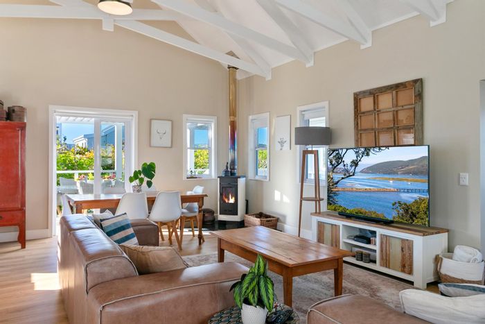 Thesen Islands House For Sale: 3 beds, pool, flatlet, parkland views, secure estate.