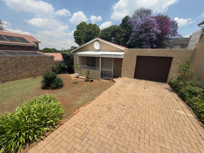 Bosmont House For Sale: 3 Bedrooms, spacious yard, garage for 3 cars.