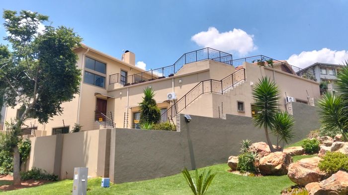 Heuningklip House For Sale: 4 Bedrooms, Pool, 2 Flatlets, Secure Estate Living.